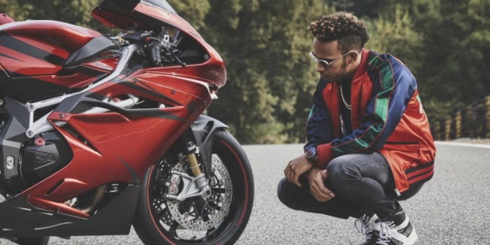 Lanzan una motocicleta diseñada por el piloto Lewis Hamilton
