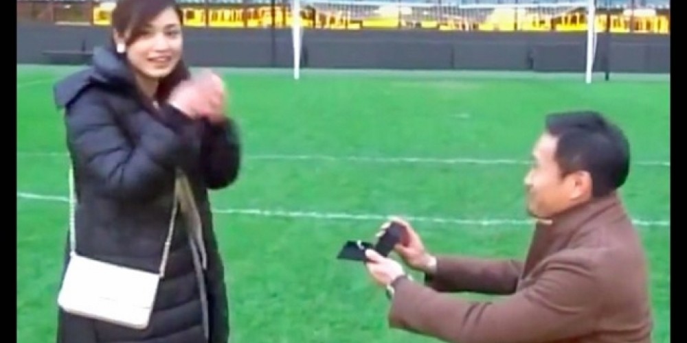 Un jugador del Inter de Mil&aacute;n propuso matrimonio en la cancha del Giusseppe Meazza