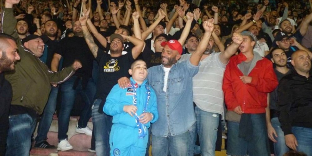 Emocionante: Un niño enfermo lideró los cantos de la hinchada del Napoli