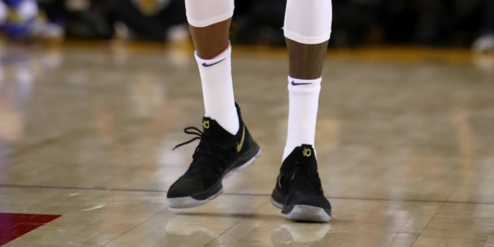 Nike pag&oacute; dos millones de d&oacute;lares a la NBA y dos de sus principales figuras esconden el logo