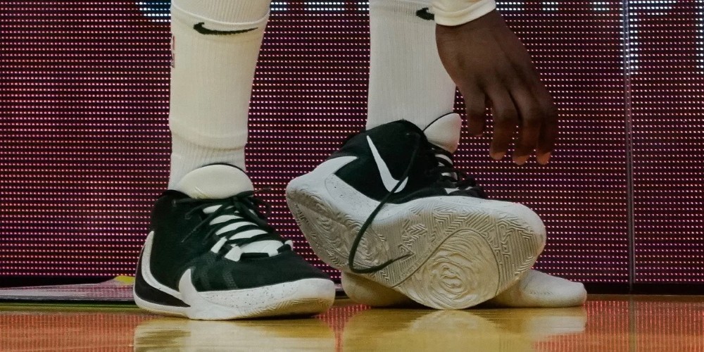 NBA: usaba las zapatillas de la marca de su compa&ntilde;ero y le explotaron en pleno partido