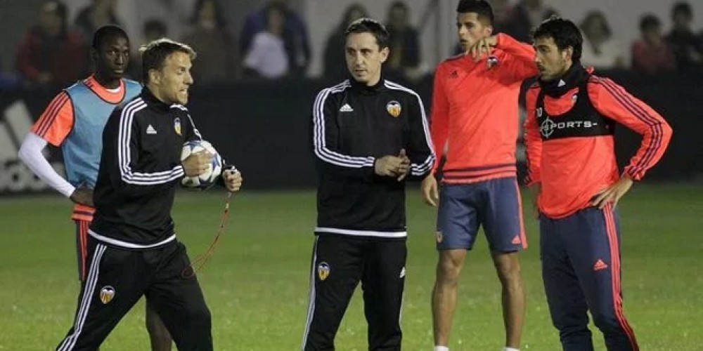 Gary Neville regal&oacute; un iPad a cada jugador de Valencia para que puedan entenderlo