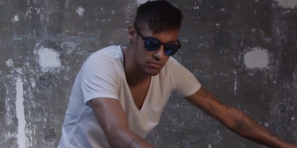 Neymar protagoniza la campaña de los anteojos “Police”