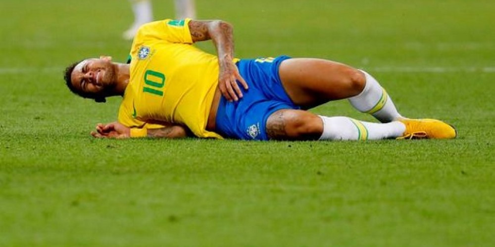 Un grupo de bomberos ense&ntilde;aron a apagar el fuego en Halloween rodando como Neymar