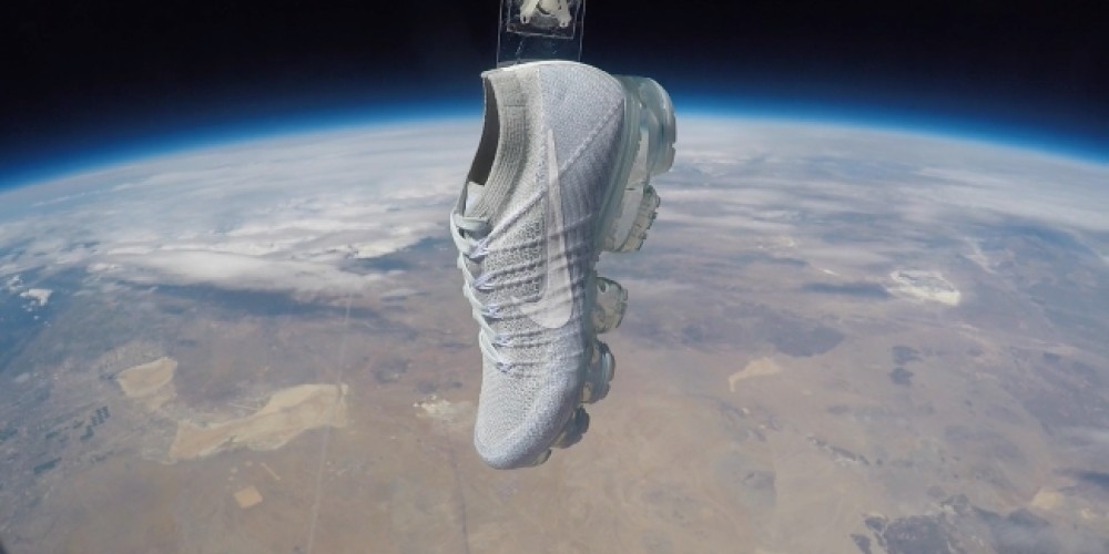 Nike envía su nuevo modelo de zapatillas al espacio para una campaña