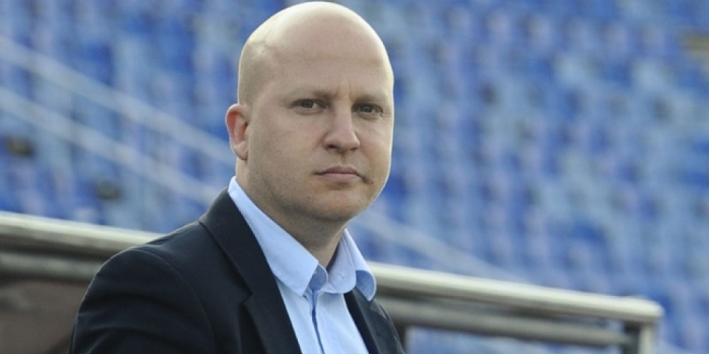 Despidieron a un DT por hacer comentarios racistas sobre uno de sus jugadores