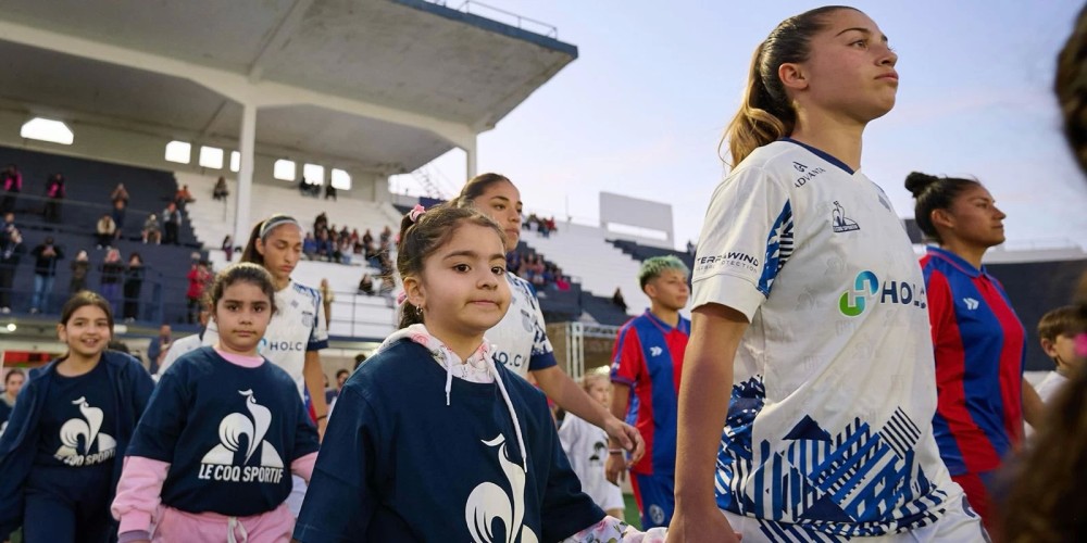 Ni&ntilde;os escoltas en el F&uacute;tbol Femenino: Talleres un Club pionero