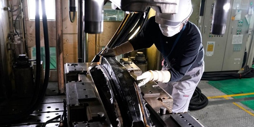 Nissan logra un gran avance en la producci&oacute;n de piezas de fibra de carbono