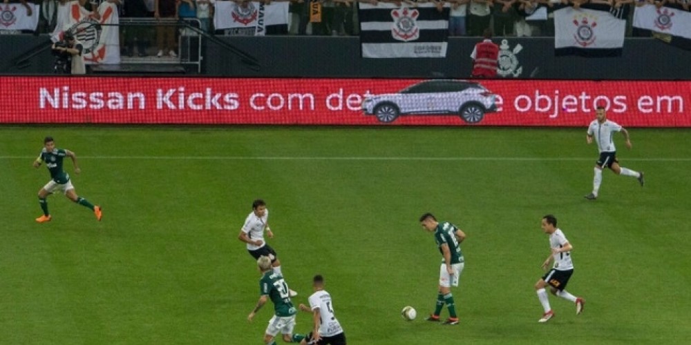 La inusual activación de Nissan con autos que persiguen la pelota en el fútbol brasileño