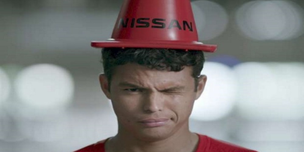 Thiago Silva, Iniesta y Cavani hacen el Desafío del Cono junto a Nissan