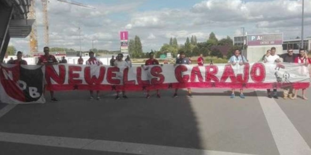 La bandera de Newell’s que se exhibió en el fútbol francés en apoyo a Marcelo Bielsa