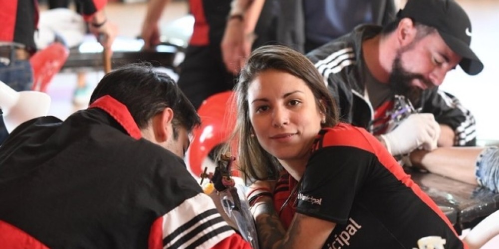 Piel leprosa: tatuada masiva en Newell’s por sus 115 años de aniversario