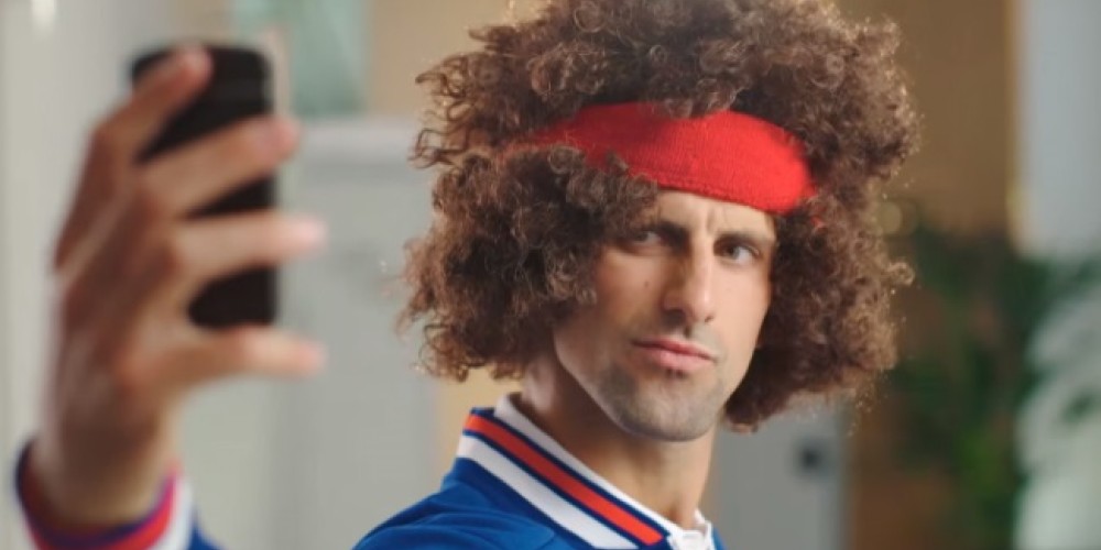 Novak Djokovic imita a John McEnroe por una causa noble