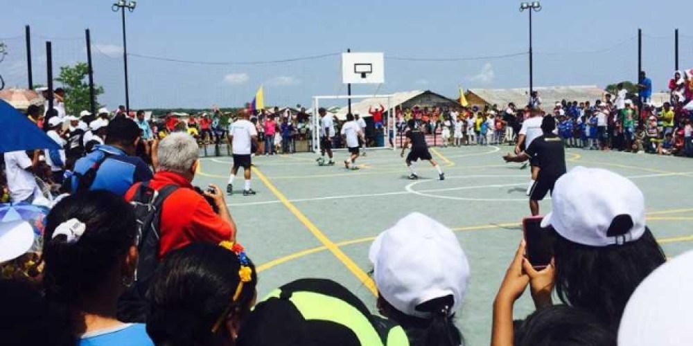 Falcao don&oacute; una cancha de f&uacute;tbol flotante para una ciudad colombiana