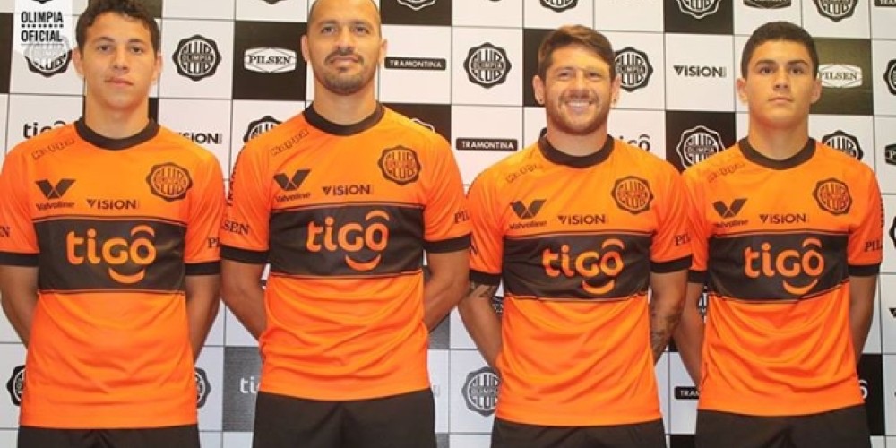 Olimpia de Paraguay presentó su camiseta naranja diseñada por Kappa