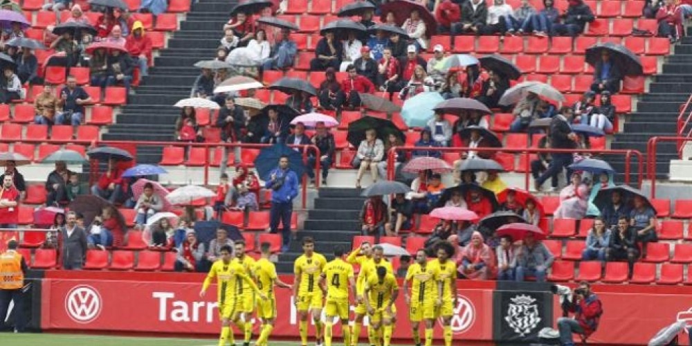 Ins&oacute;lito: el juez de l&iacute;nea levant&oacute; la bandera pero el &aacute;rbitro dej&oacute; jugar, los jugadores se quedaron quietos
