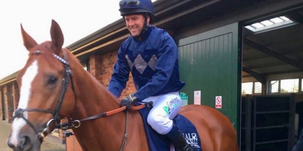 Michael Owen debutó como jockey en su país y salió segundo