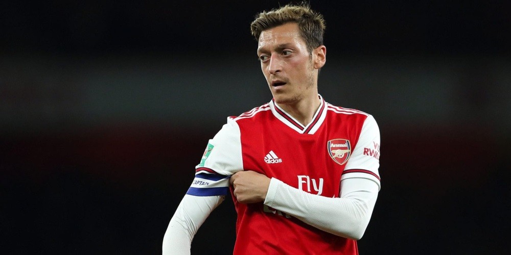 Los motivos detrás del retiro a Özil del PES 2020