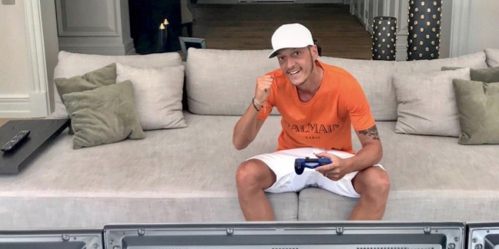 Mesut &Ouml;zil present&oacute; su nuevo equipo de eSports