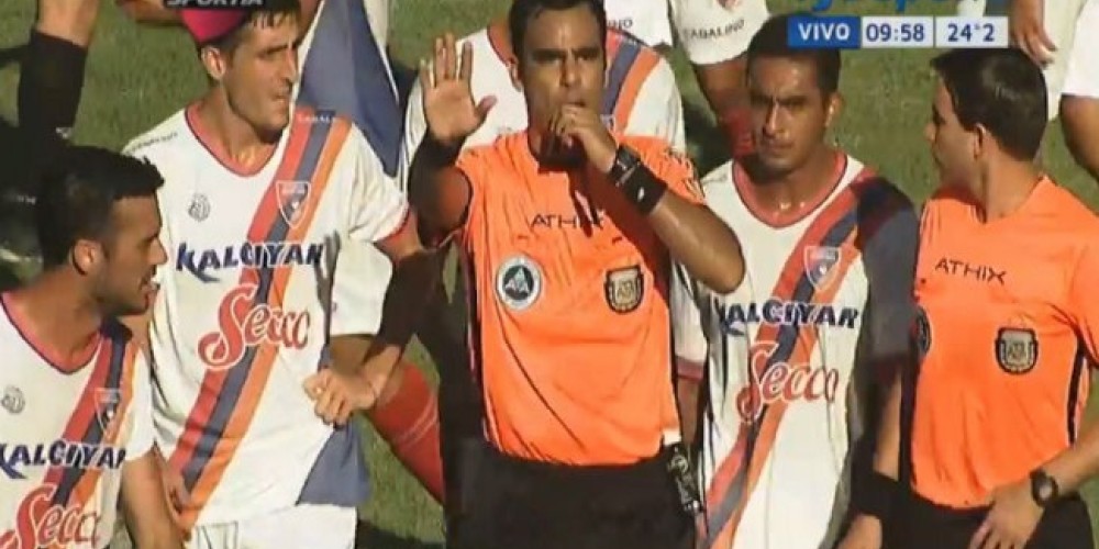 Insólito: Un árbitro finalizó el primer tiempo diez minutos antes