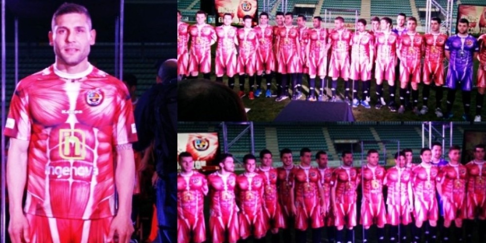 Un equipo español presentó una camiseta con el diseño de un cuerpo humano