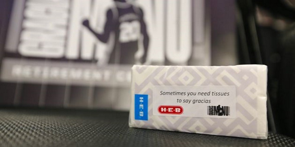 El detalle de los pañuelos descartables en el retiro de la camiseta de Manu Ginóbili