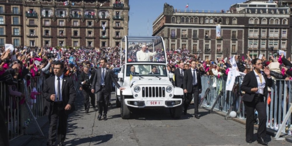 En su visita a M&eacute;xico, el Papa Francisco recibi&oacute; una remera de Cruz Azul