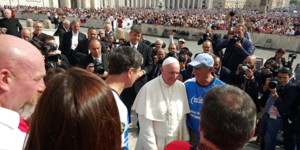 El Papa Francisco bendijo a la delegaci&oacute;n de Rugby Sin Fronteras que jugar&aacute; por la paz