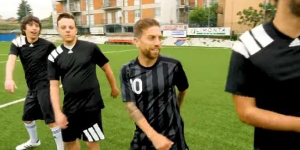 Dos futbolistas argentinos reversionaron el hit del Papu Gómez
