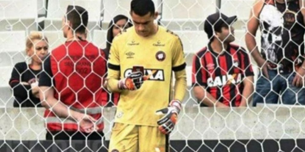 Multan al arquero del Paranaense por utilizar el celular en medio del partido