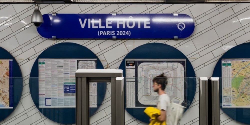 Par&iacute;s celebra su designaci&oacute;n ol&iacute;mpica y personaliza toda una l&iacute;nea del subterr&aacute;neo