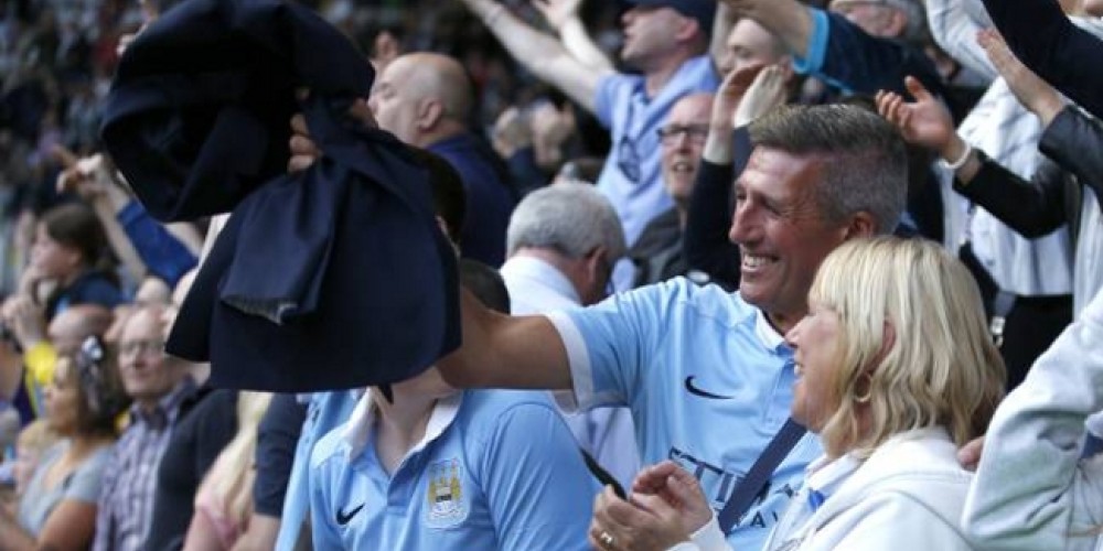 En su &uacute;ltimo partido en el City, Pellegrini le hizo un curioso regalo a un hincha