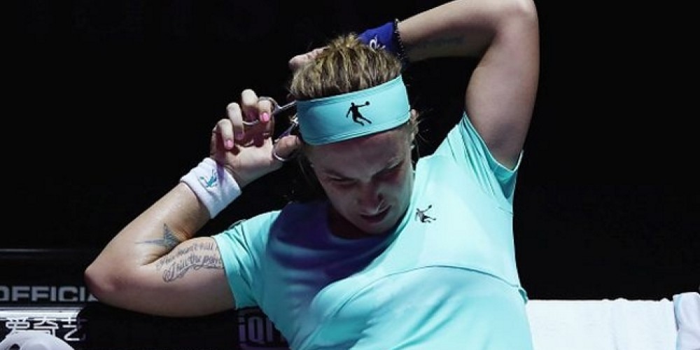 Una tenista se cort&oacute; el pelo en pleno partido