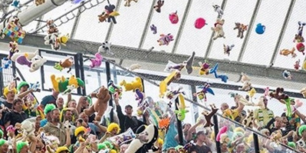 Suspenden un partido en B&eacute;lgica tras una lluvia de peluches