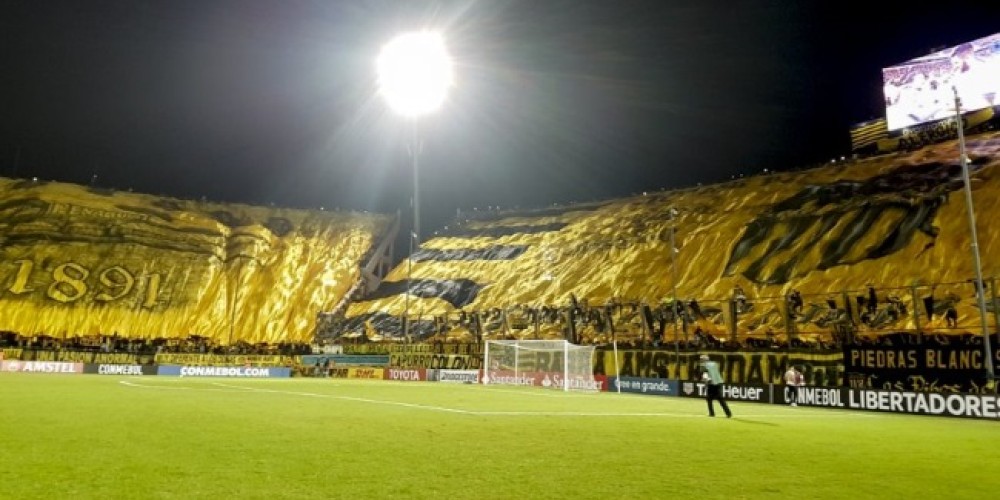 CONMEBOL podría multar a Peñarol por la “bandera gigante”