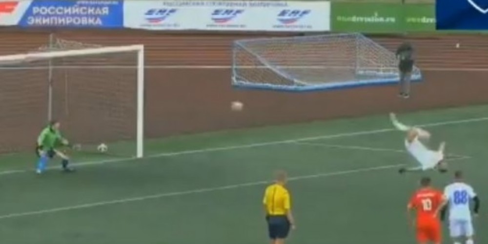 El penal con acrobacia incluida que dejó quieto y sin reacción al arquero