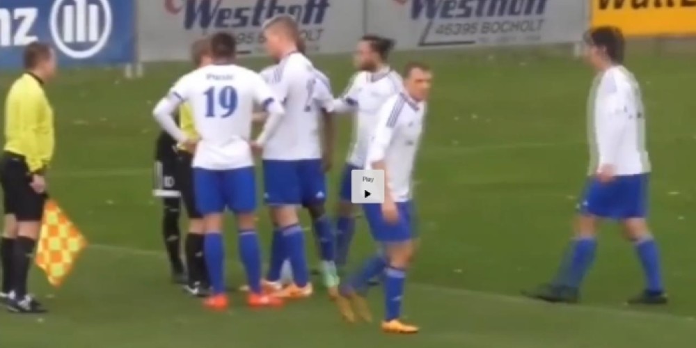 Un futbolista es besado por su rival tras rectificar un penal que no fue