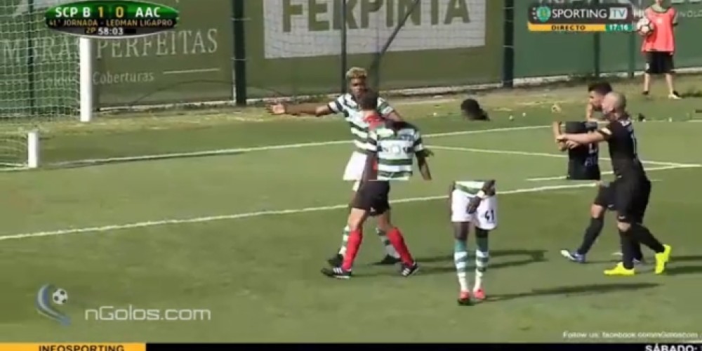 Ins&oacute;lito: Un suplente la toc&oacute; con la mano y el &aacute;rbitro decret&oacute; penal