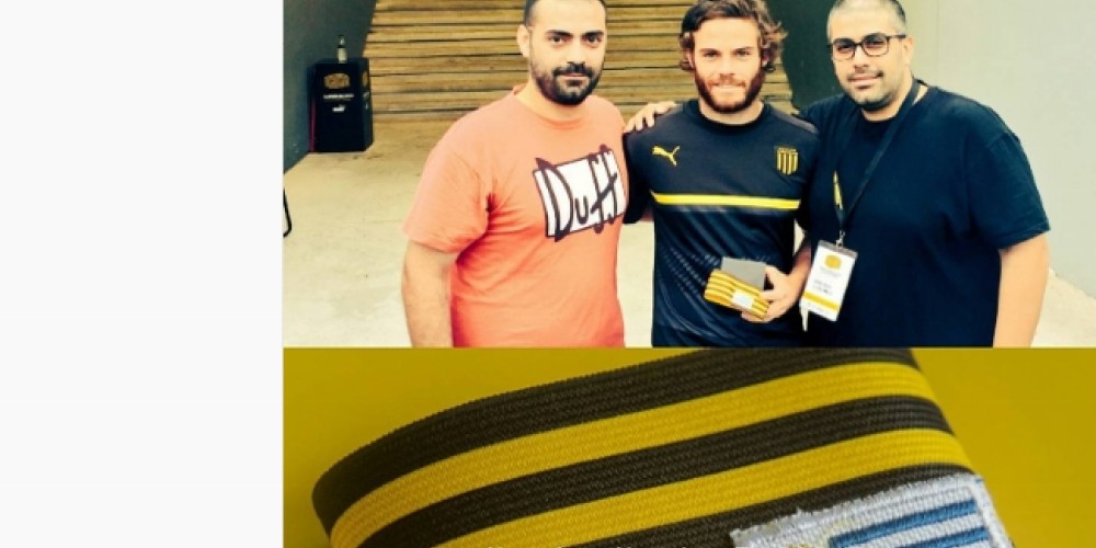 El brazalete de capitán especialmente diseñado para Nández en el debut de Peñarol