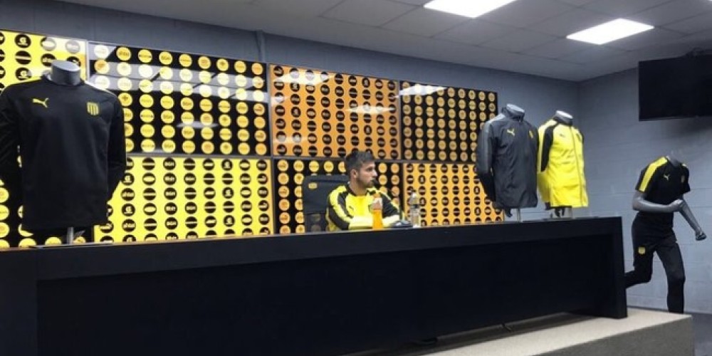 Pe&ntilde;arol present&oacute; su nueva  indumentaria de entrenamiento y concentraci&oacute;n 