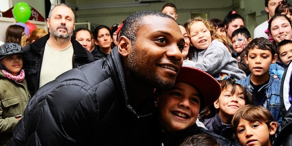Los jugadores de Peñarol regalaron juguetes y sonrisas por el Día del Niño
