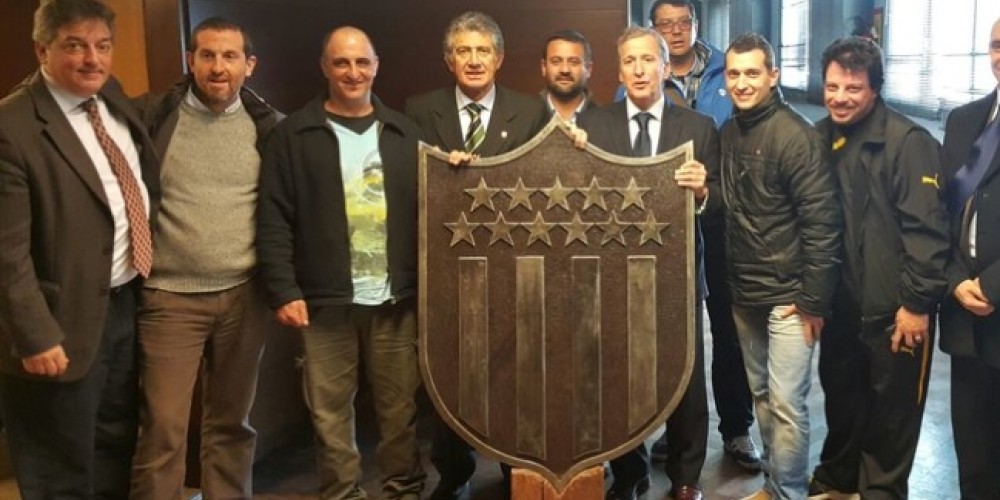 La directiva de Peñarol recibió un escudo de hierro para el estadio aurinegro