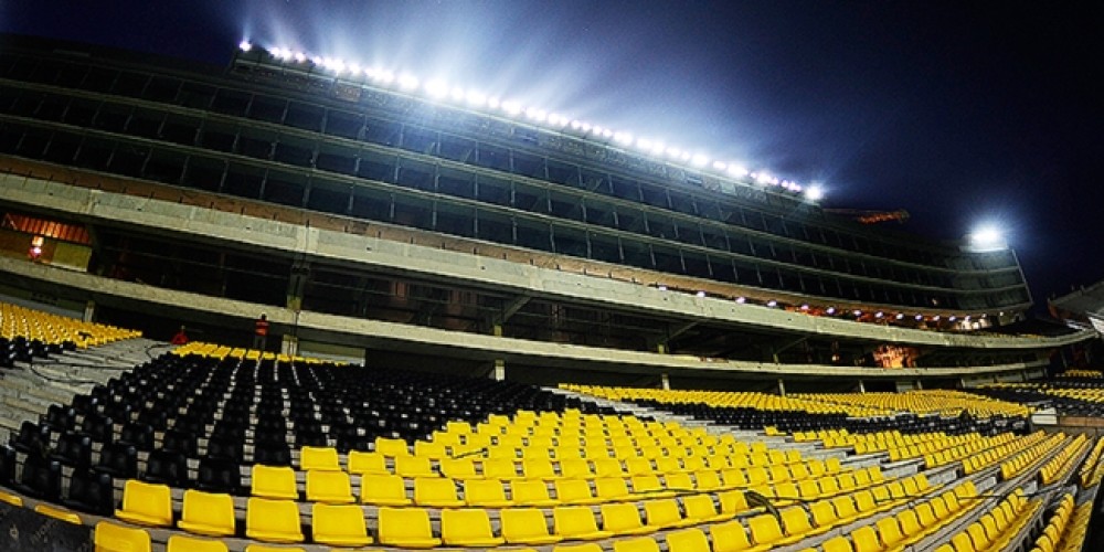 Las luces del Estadio "Campe&oacute;n del Siglo", a pleno
