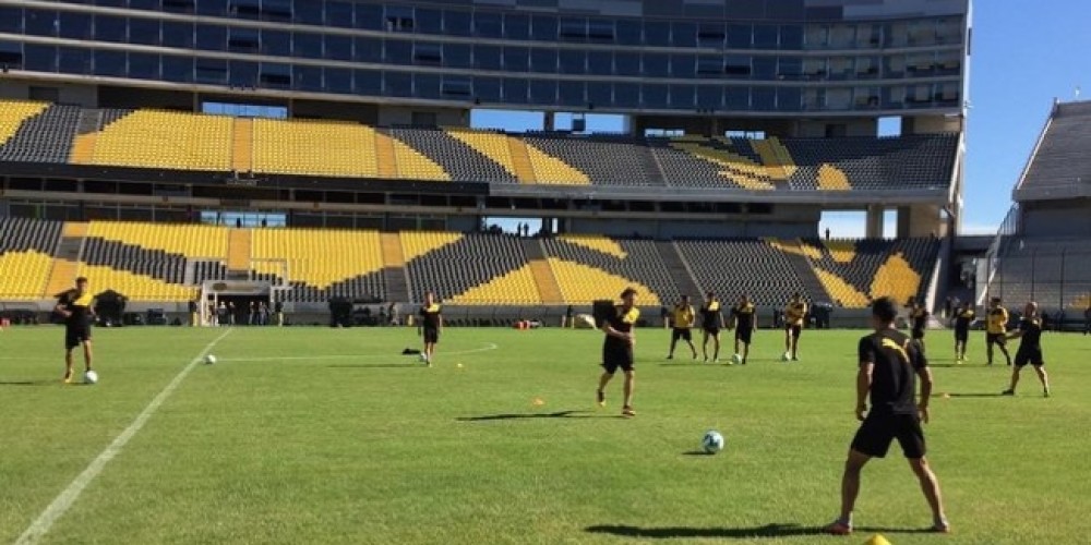 Los jugadores de Peñarol entrenaron por primera vez en el Campeón del Siglo