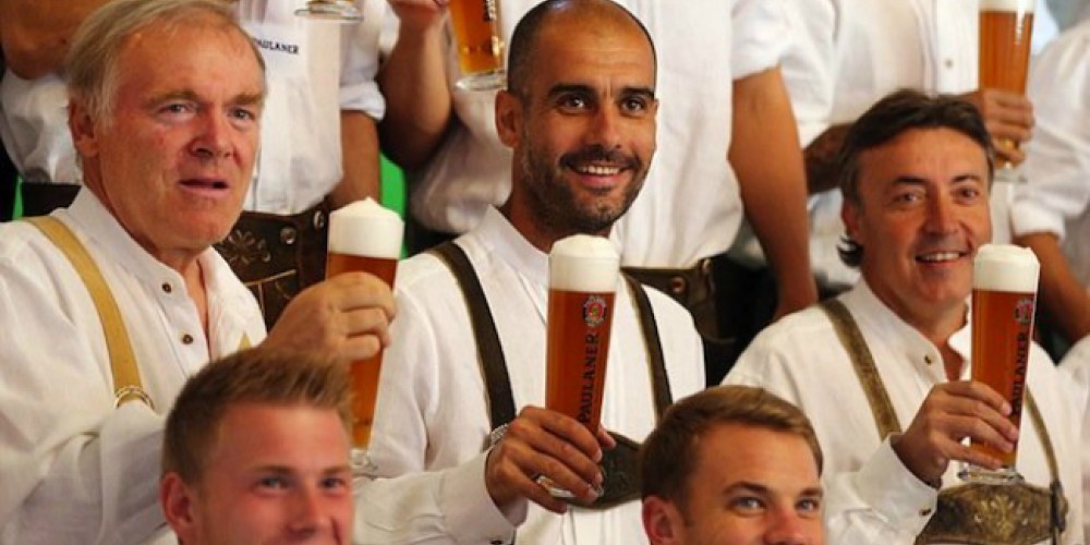 Paulner viste a Guardiola como un autentico alem&aacute;n para la Oktoberfest