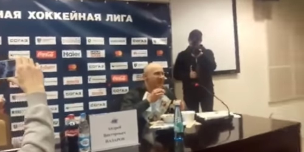 Un periodista bielorruso debi&oacute; comerse un diario por errar un pron&oacute;stico