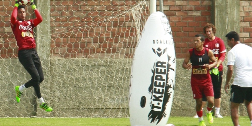 La Selecci&oacute;n de Per&uacute; entrena con los mu&ntilde;ecos inflables que populariz&oacute; Bielsa