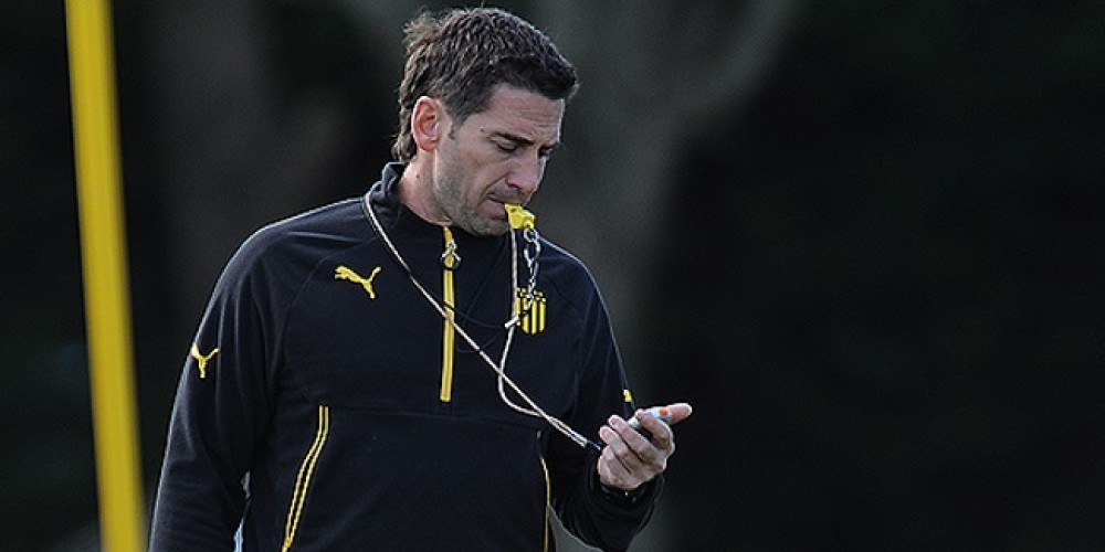 El motivo por el cual el preparador físico de Peñarol no puede entrar a la cancha durante los partidos