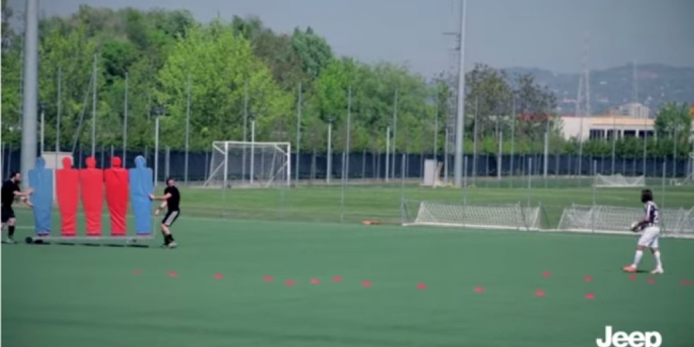 Pirlo demuestra toda su habilidad en la campaña de Jeep