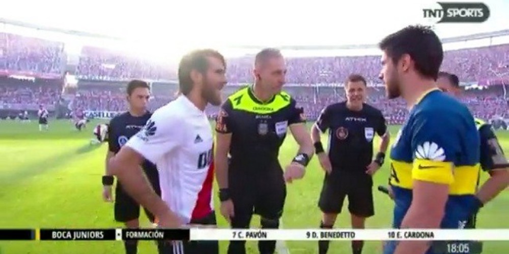 El curioso sorteo de Pitana con los capitanes previo al inicio del Superclásico